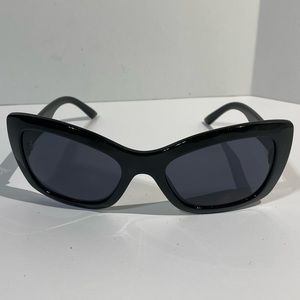 Kardashian Collection women’s Black cat eye sunglasses.